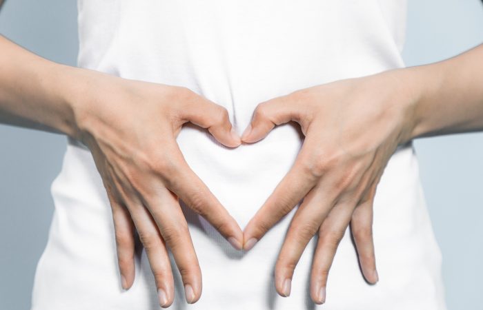 Sieviete veido sirds simbolu | Cilmes šūnu banku alianse | LYL BioBank Hearts